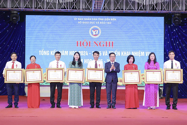 Thua uy quyen cua Chu tich nuoc, ong Pham Duc Toan - Pho Chu tich Thuong truc UBND tinh trao Huan chuong Lao dong hang Ba cho cac ca nhan. Anh: Minh Duc