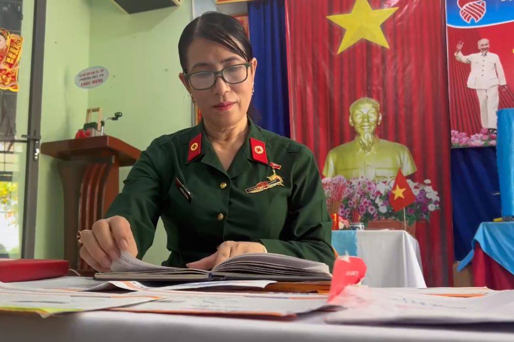 A woman has been quietly searching for a martyr's grave for 17 years. Photo: Tran Thi