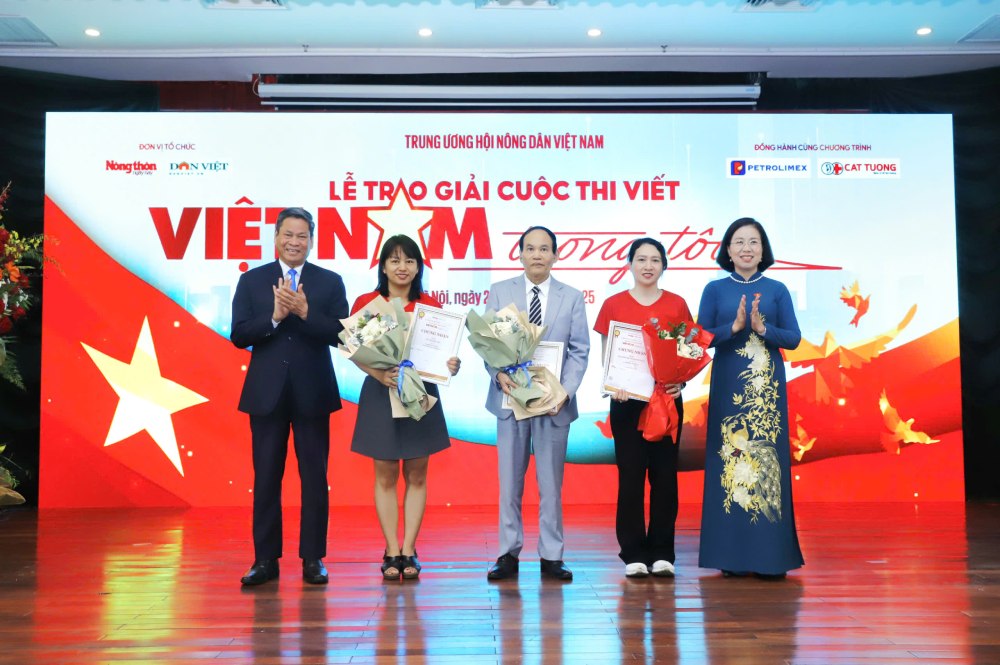 Ba Bui Thi Thom, Pho Chu tich Trung uong Hoi Nong dan Viet Nam; ong Huynh Thanh Xuan, Pho Chu tich Tong Lien doan Lao dong Viet Nam trao giai Ba cho cac tac gia doat giai. Anh: Anh Tho