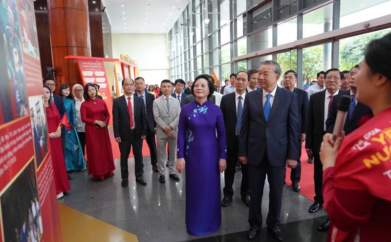 General Secretary To Lam followed and explained the historical milestones of the Home Affairs sector. Photo: Hai Long