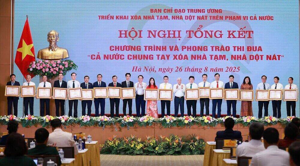 Techcombank cung cac doanh nghiep vinh du nhan bang khen tu Thu tuong Chinh phu, ghi nhan nhung dong gop noi bat trong chuong trinh “Ca nuoc chung tay xoa nha tam, nha dot nat nam 2025”. Anh: Duong Giang - TTXVN
