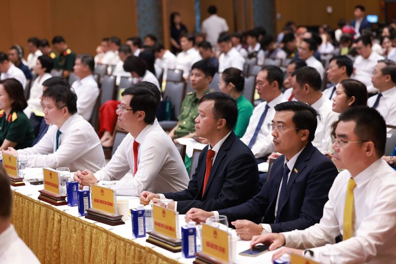 Ong Pham Quang Thang, Pho Tong giam doc Techcombank (thu 3, tu trai sang) dai dien Ngan hang tham du va nhan bang khen cua Thu tuong Chinh phu. Anh: Duong Giang - TTXVN