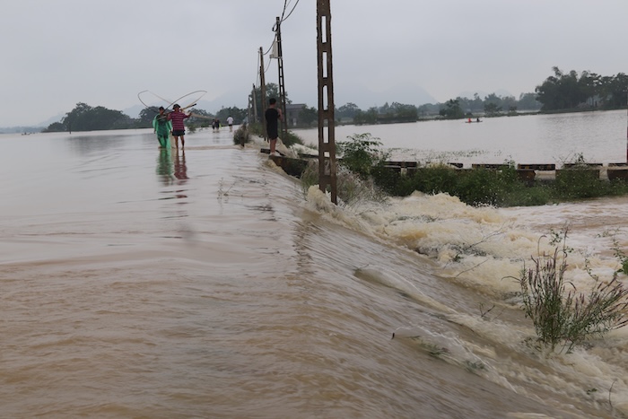 Mua lon keo dai nhung ngay qua da khien muc nuoc song Bui dang cao, de doa truc tiep den doi song va tai san cua hang nghin ho dan tai xa Xuan Mai, TP Ha Noi. 