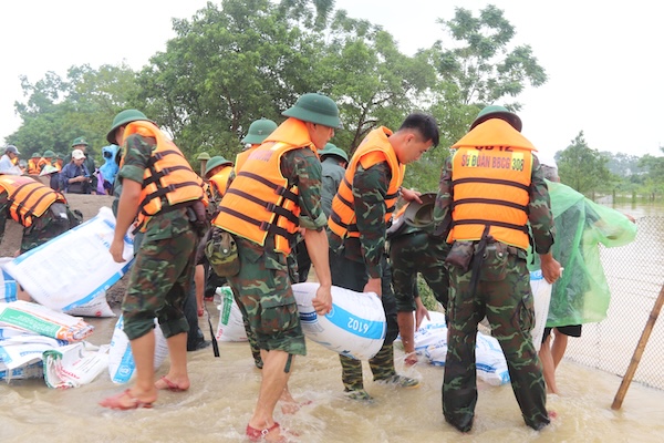ハノイで約150人の幹部、兵士を動員して堤防を築き、ブイ川の洪水を防ぐ.