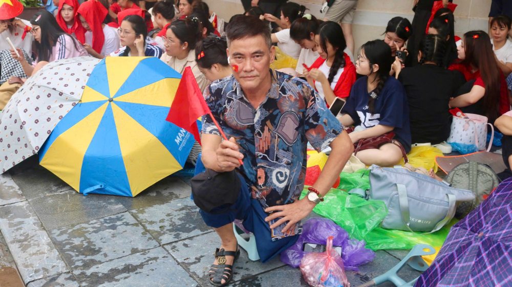 Ong Tran Nhu Binh tai khu vuc pho Trang Tien - Dinh Tien Hoang. Anh: Quynh Chi
