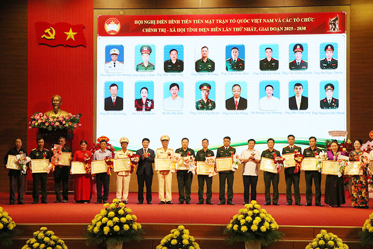 ロー・ヴァン・プオン氏 - 州人民評議会の議長とサム氏は、党中央委員会の代替メンバーであり、州の祖国前部委員会の議長を個人に功績証明書を授与しました。写真：Dien Bien Electronic Information Portal