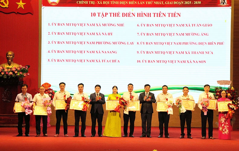 Ong Le Thanh Do - Chu tich UBND tinh va ong Mua A Vang - Uy vien du khuyet Ban chap hanh Trung uong Dang, Chu tich Uy ban MTTQ tinh tang Bang khen cho cac tap the.