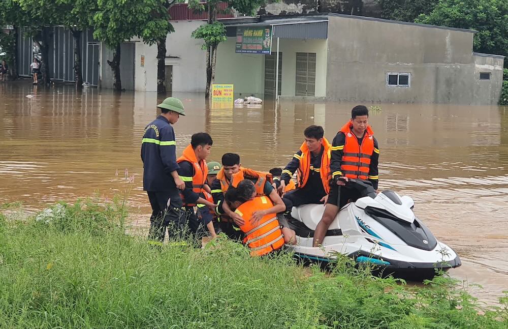 The moment he saved a man swept away by flood while working in the fields. Photo: Thanh Hoa Police