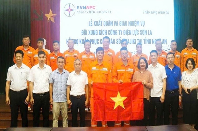 Son La 전력 회사 간부 및 노동자들이 태풍 5호 피해 복구 지원을 위해 응에안으로 출발했습니다. 사진: Nguyen Truong