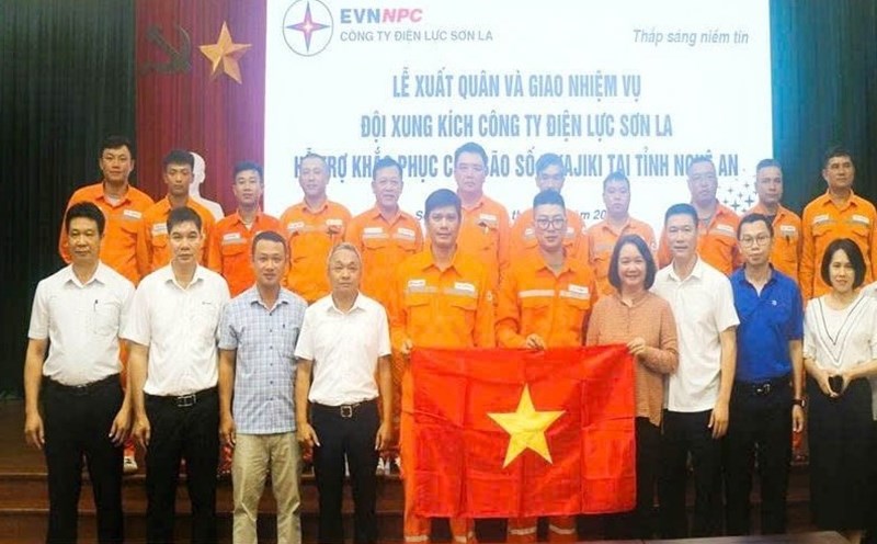 Officers and employees of Son La Power Company set off to Nghe An to support the recovery of the consequences of storm No. 5. Photo: Nguyen Truong