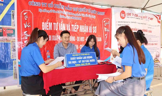 Hoạt động tư vấn, cung cấp thông tin thị trường lao động, đưa người đi làm việc tại nước ngoài góp phần hiệu quả giảm nghèo bền vững tại Tuyên Quang. Ảnh: Phạm Yến.