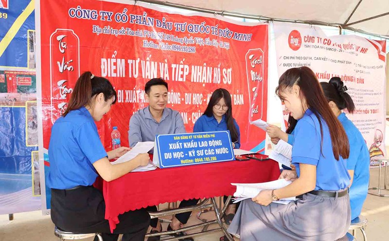 Consulting activities, providing labor market information, sending people to work abroad contribute to the effectiveness of sustainable poverty reduction in Tuyen Quang. Photo: Pham Yen.