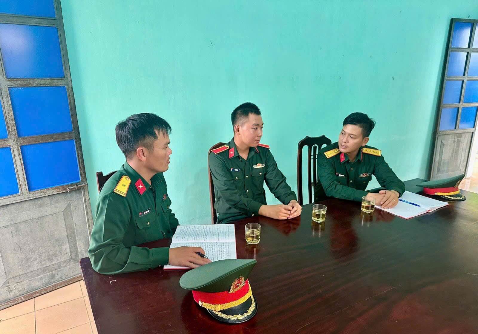 Ban Chi huy Tieu doan A80 va Ban To chuc dieu binh, dieu hanh Quan khu 4 dong vien Huy.