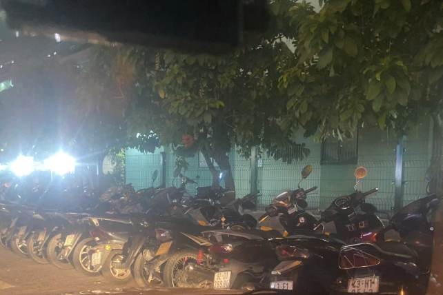 ダナン総合病院の前でバイクを押収している様子。写真:住民提供