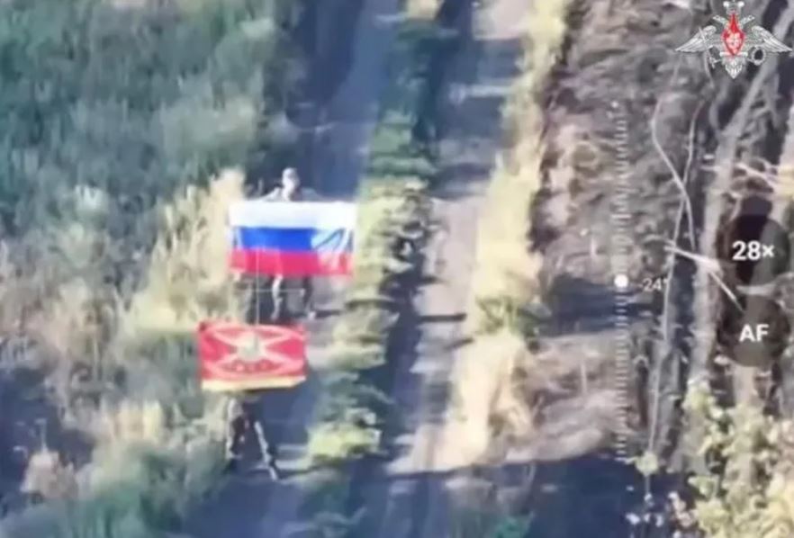 러시아 국방부는 우크라이나 자포리자베라 마을 내부의 러시아 군대를 보여주는 이미지를 공개했습니다. 사진: 러시아 국방부