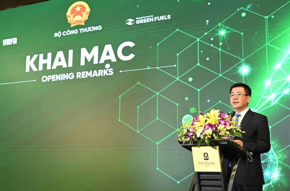 Bo truong Nguyen Hong Dien nhan manh muc tieu phat trien nhien lieu sinh hoc thay the hoan toan cho xang khoang dat ra yeu cau cap bach ve mo rong vung nguyen lieu, nang cong suat san xuat etanol. Anh: Bo Cong Thuong