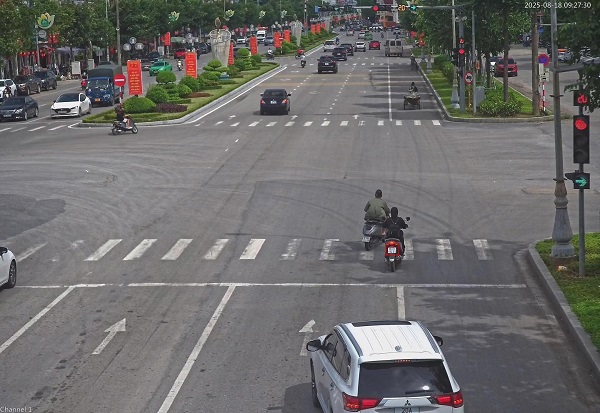 오토바이 운전자가 과태료를 부과받았습니다. 사진: 박닌성 공안
