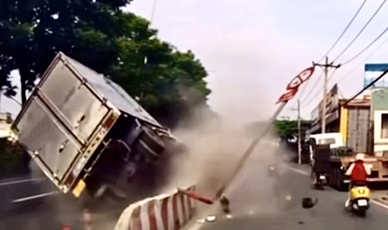 Do Muoi tang 도로에서 중앙분리대를 들이받는 트럭 교통 체증. 사진: Dong Hoang