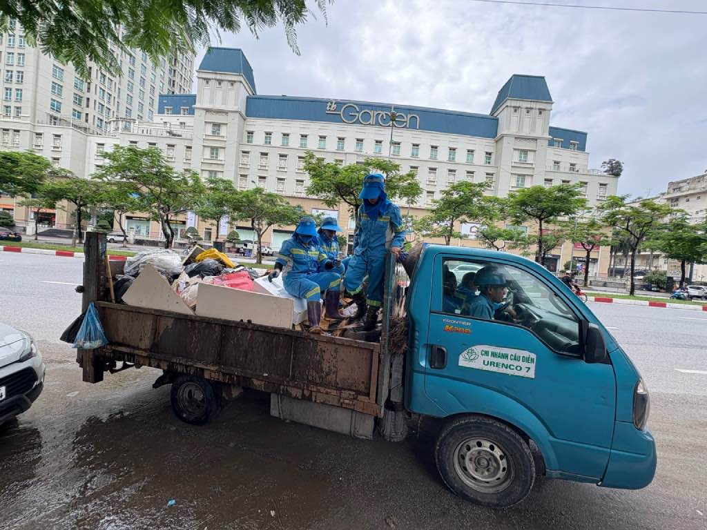 Nhom cong nhan di chuyen den dia diem khac de thu don rac. Anh: Bao Han 