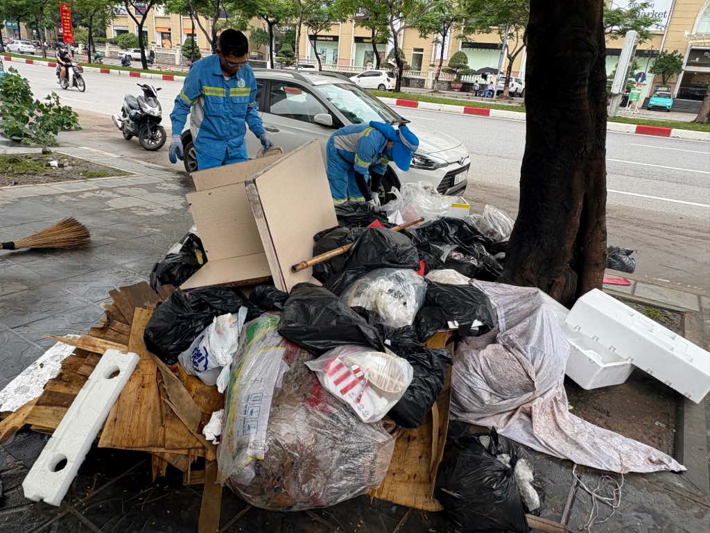 Mot dong rac lon voi nhieu loai rac khac nhau tai le duong Me Tri. Anh: Bao Han 