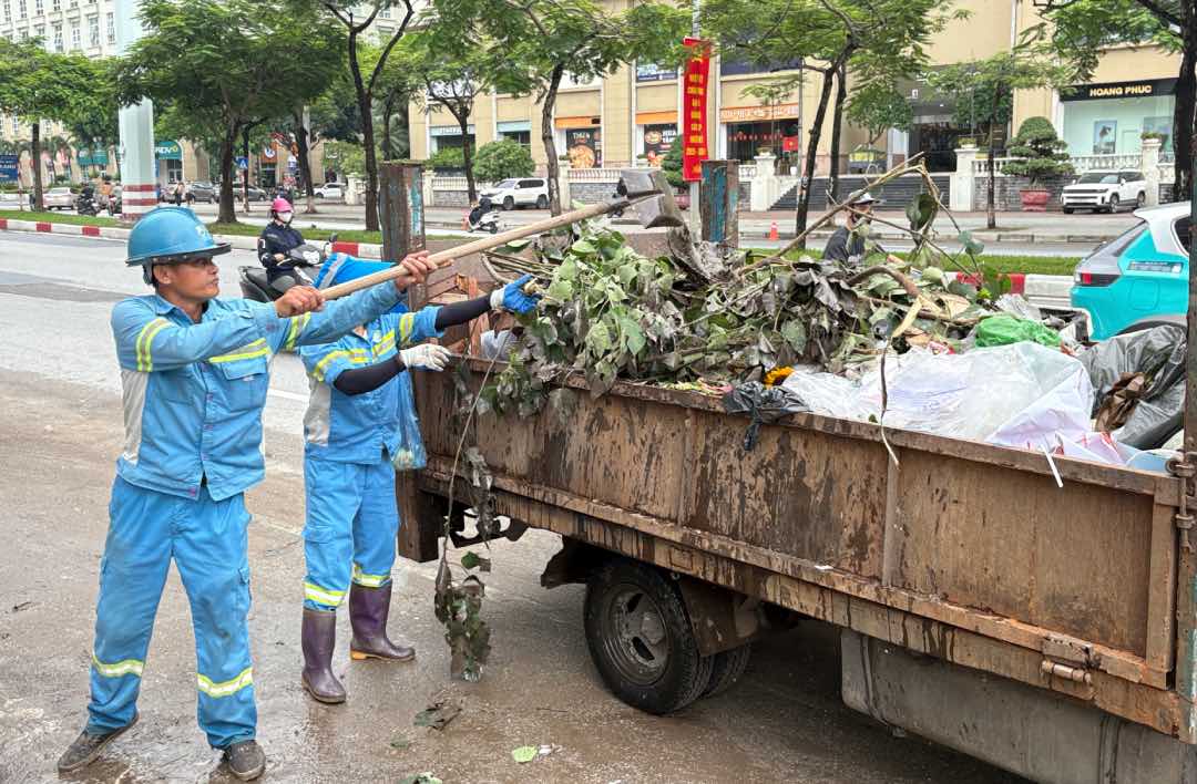 8월 27일 오후 메찌 거리에서 쓰레기를 수거하는 환경미화원 사진: 바오한