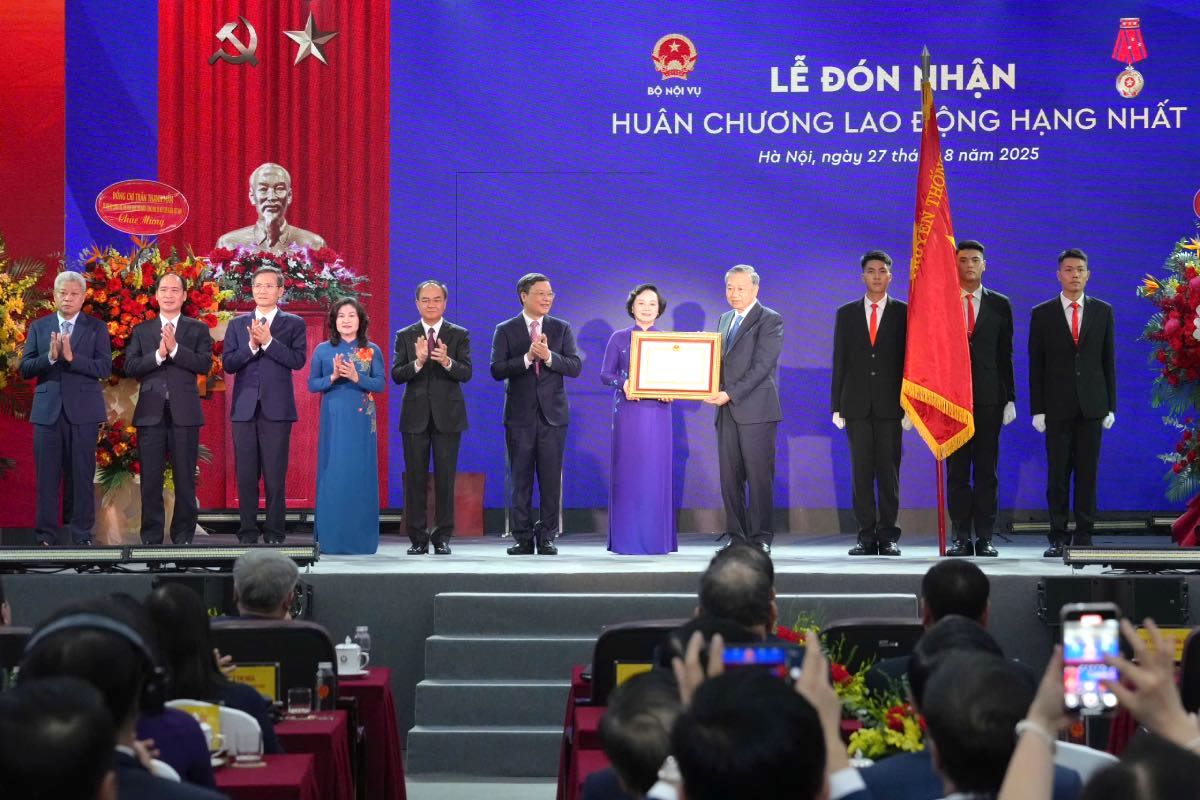 General Secretary To Lam presented the First Class Labor Medal to the Ministry of Home Affairs. Photo: Huu Long