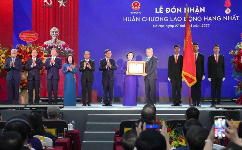 General Secretary To Lam presented the First Class Labor Medal to the Ministry of Home Affairs. Photo: Huu Long