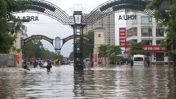What roads should people take to avoid flooded areas in An Khanh and Quoc Oai communes? Photo: Nguyen Truong
