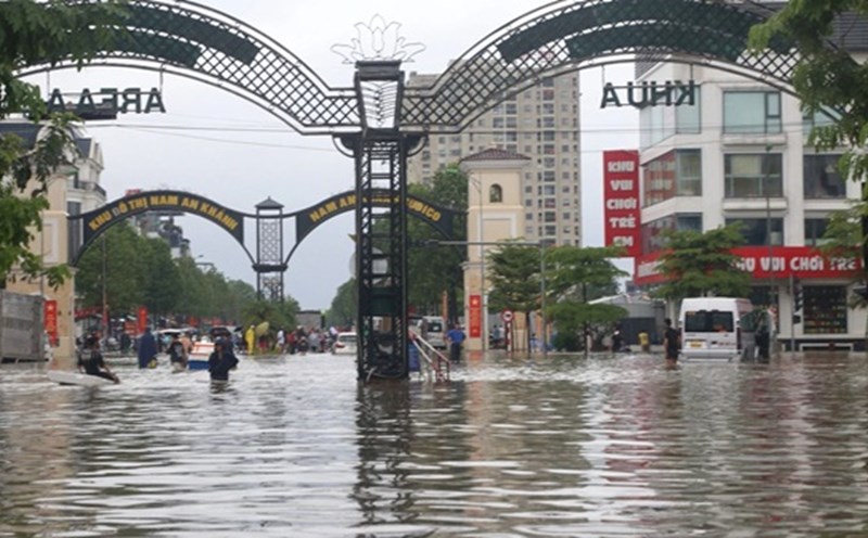 What roads should people take to avoid flooded areas in An Khanh and Quoc Oai communes? Photo: Nguyen Truong