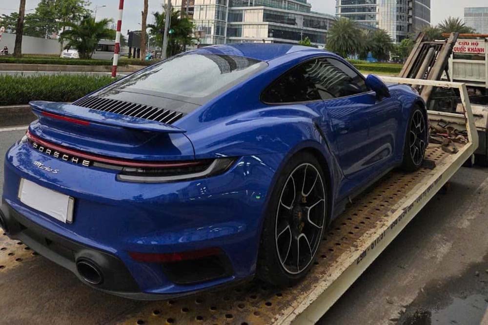 ポルシェ911 ターボ S 992 青色、ノガロ Metallic 希少品が、ホーチミン市の実業家によって買収されました。写真:ラン・ミン