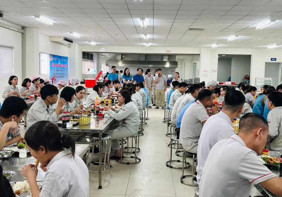 Bua com Cong doan tao khong khi vui tuoi, phan khoi, gan ket trong doanh nghiep. Anh: An Vi