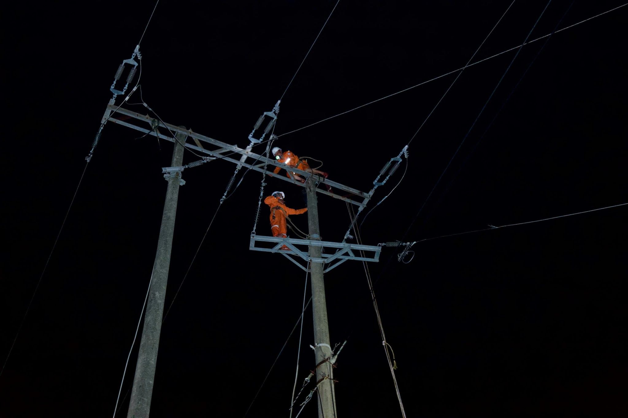 Officials of Nghe An Power Company worked through the night to overcome the consequences of storm No. 5, striving to restore power to customers as soon as possible. Photo: Ngoc Anh