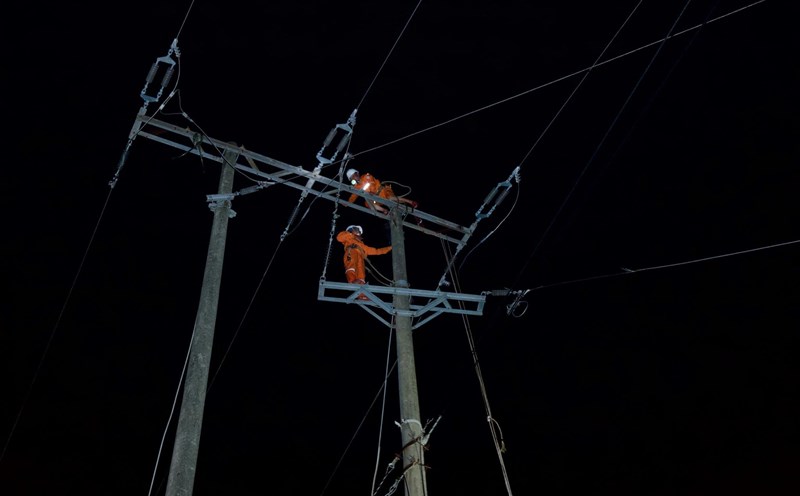 Officials of Nghe An Power Company worked through the night to overcome the consequences of storm No. 5, striving to restore power to customers as soon as possible. Photo: Ngoc Anh