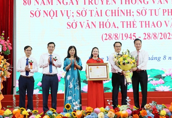 Authorized by the President, the Provincial Party Secretary presented the Third Class Independence Medal to the Department of Home Affairs. Photo: Hung Yen Provincial Portal