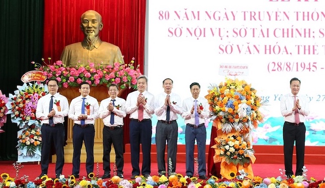 Bi thu Tinh uy Nguyen Huu Nghia tang hoa chuc mung 6 nganh khoi co quan nha nuoc tinh. Anh: Cong TTDT tinh Hung Yen