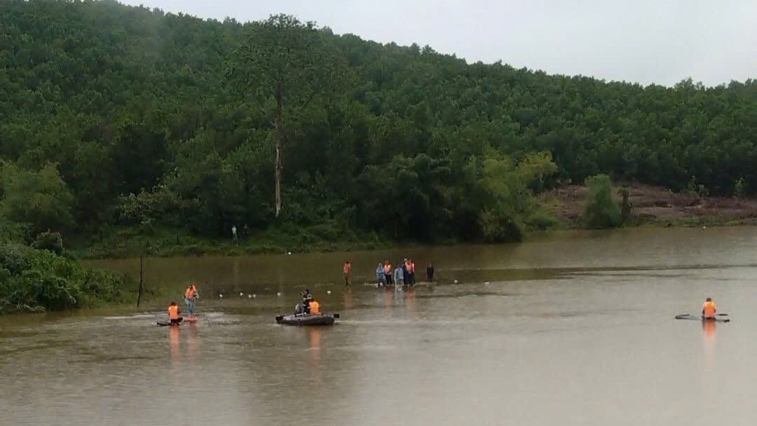 Les forces de l'ordre recherchent un homme disparu soupçonne d'avoir perdu connaissance en se noyant alors qu'il pechait dans la commune de Lac Luong province de Phu Tho. Photo : Yen San