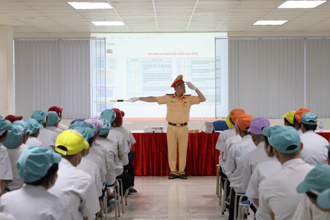 응이엠 탄 히에우 동지 - 박닌성 공안 교통 경찰국이 조합원과 노동자들에게 내용을 전달하고 있습니다. 사진:  찌엔