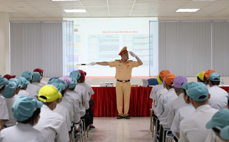 Comrade Nghiem Thanh Hieu - Traffic Police Department, Bac Ninh Provincial Police conveyed the contents to union members and workers. Photo: Quyet Chien