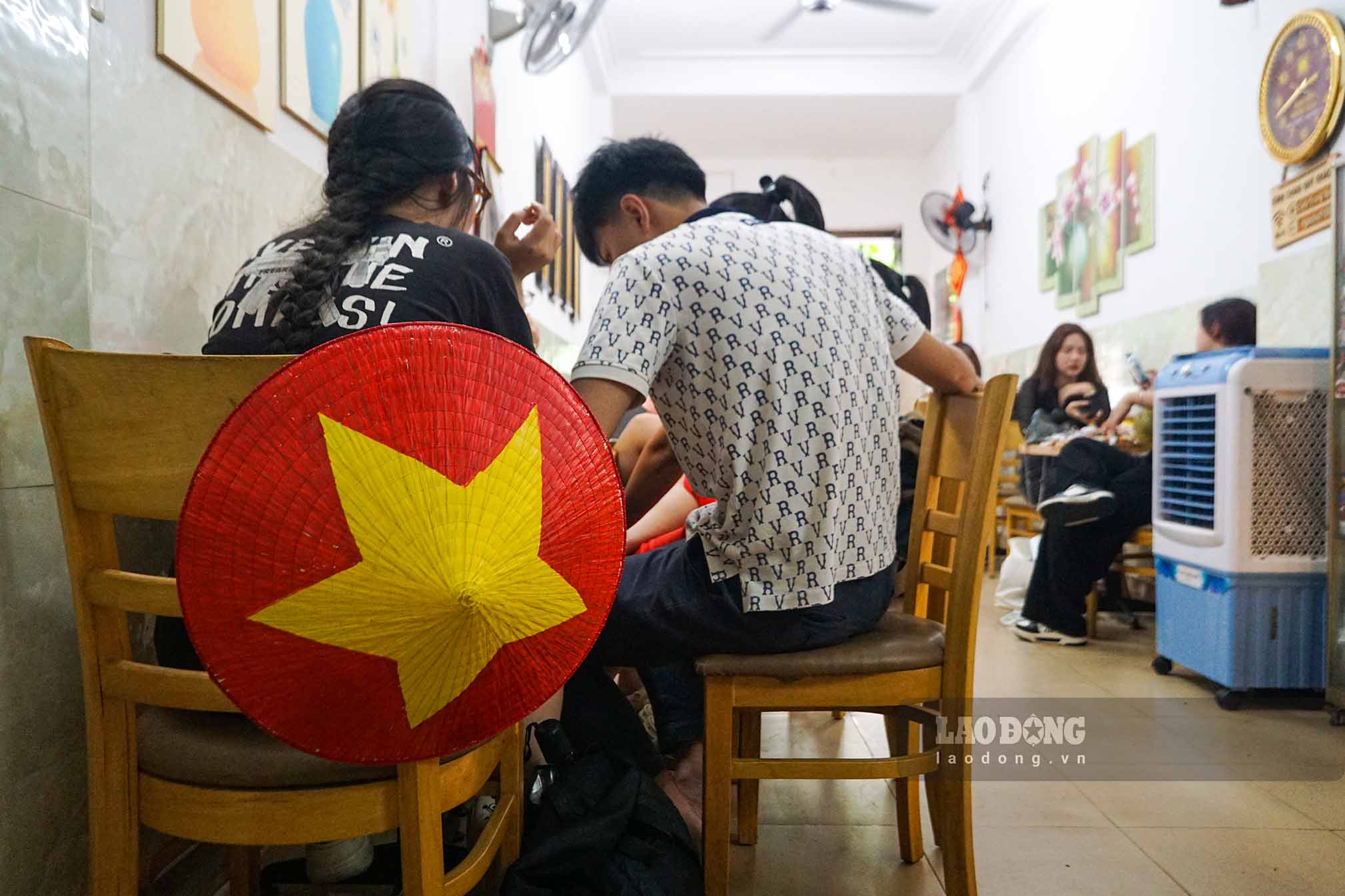 Nguoi dan thanh thoi chon vi tri dep ngoi cho dieu binh tren pho Ngoc Ha. Anh: Tung Giang