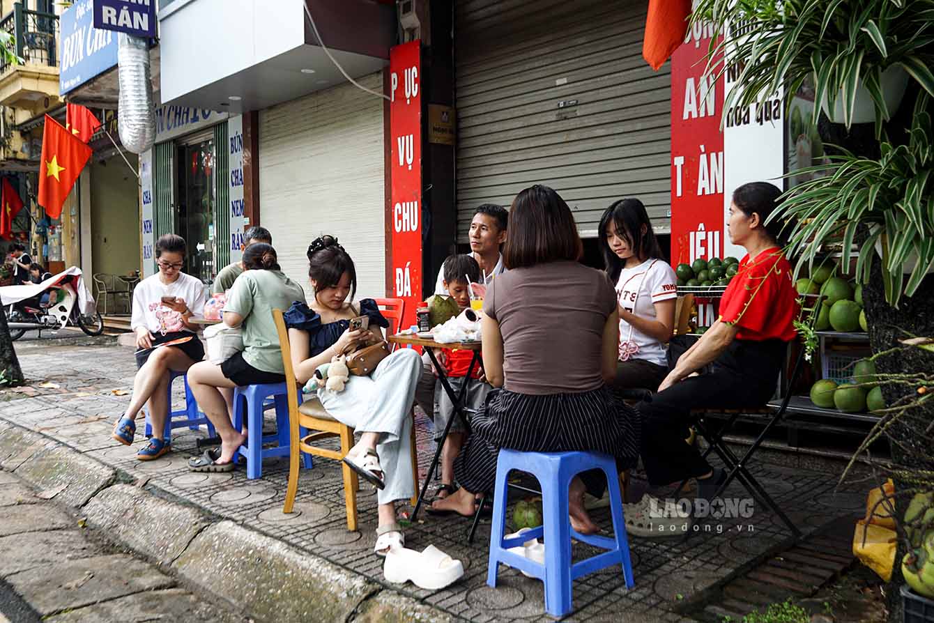 Nhieu cho ngoi, nha ve sinh mien phi duoc nguoi dan chia se voi nhau. Anh: Tung Giang