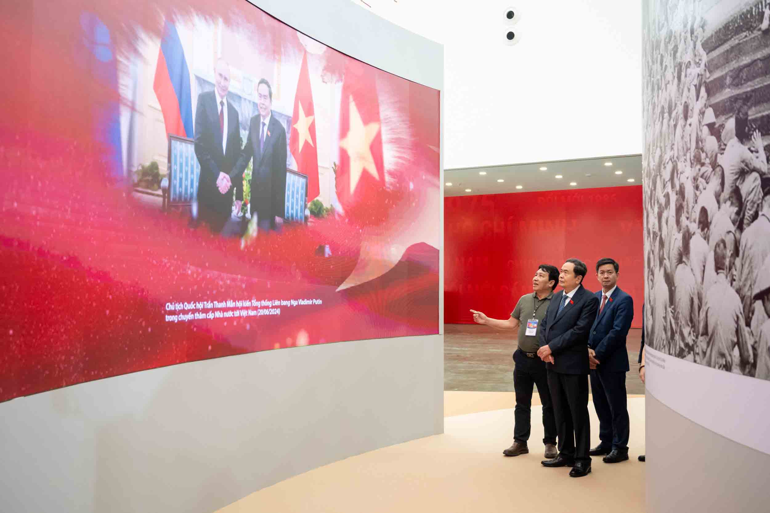 Politburo member and National Assembly Chairman Tran Thanh Man inspected the preparations for the Exhibition. Photo: Quyet Thang.