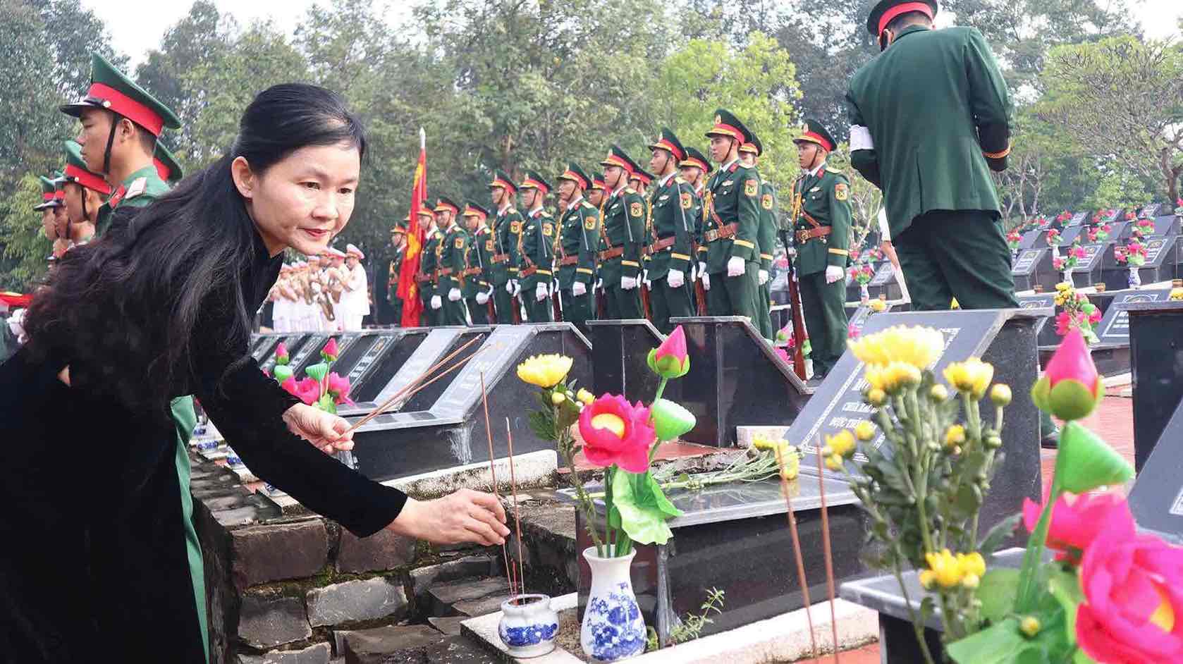 Lanh dao tinh Dong Nai tri an cac anh hung liet si. Anh: HAC