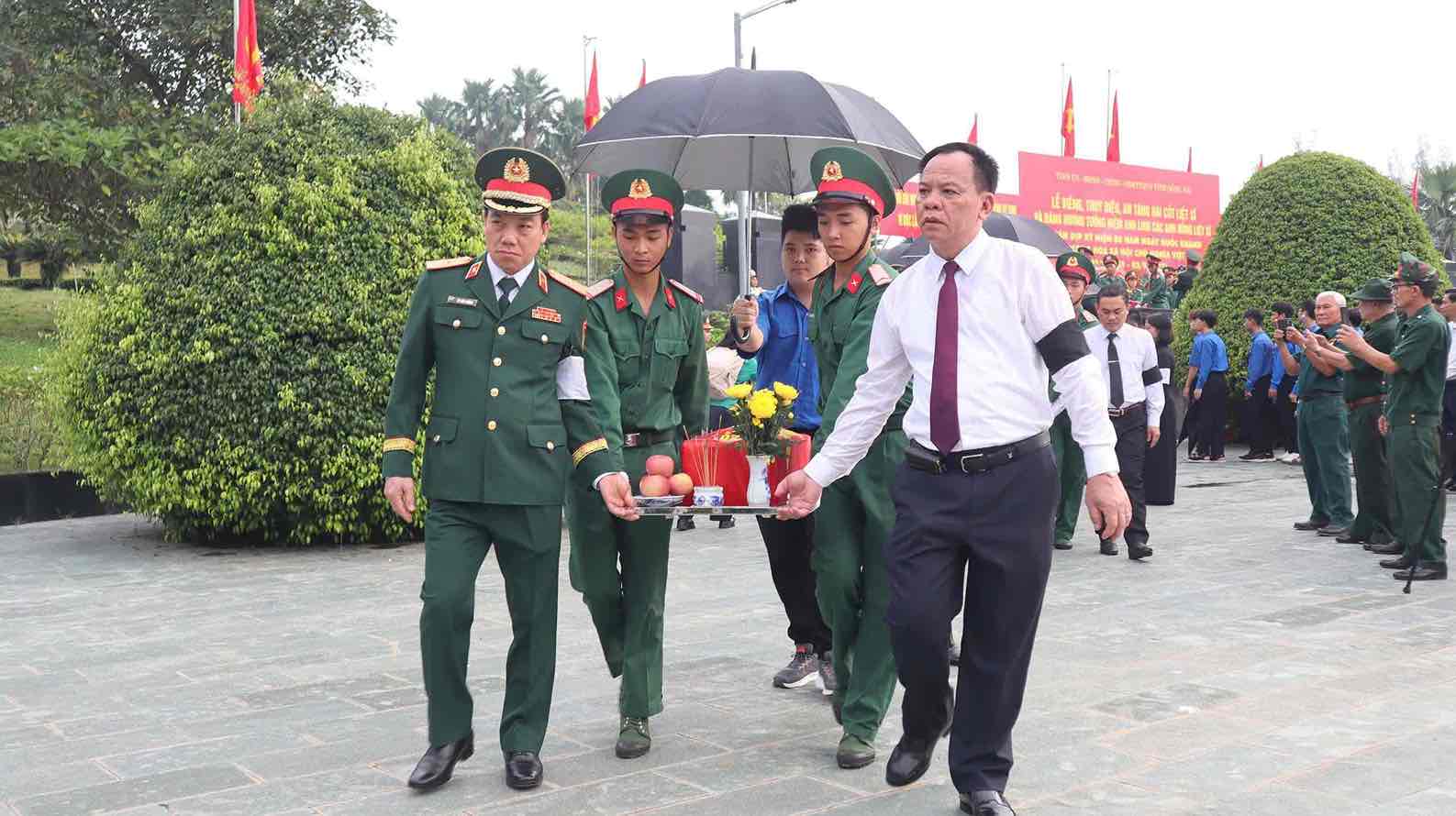 Dong Nai provincial leaders performed the ceremony of relocating martyrs' remains, sending the heroic martyrs to their final resting place. Photo: HAC