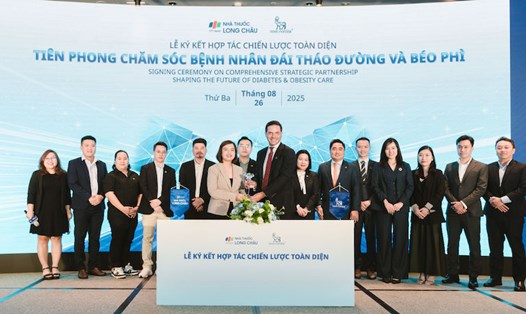 Hai đối tác ký kết, chung tay đẩy lùi bệnh đái tháo đường và thừa cân béo phì. Ảnh: ĐVCC
