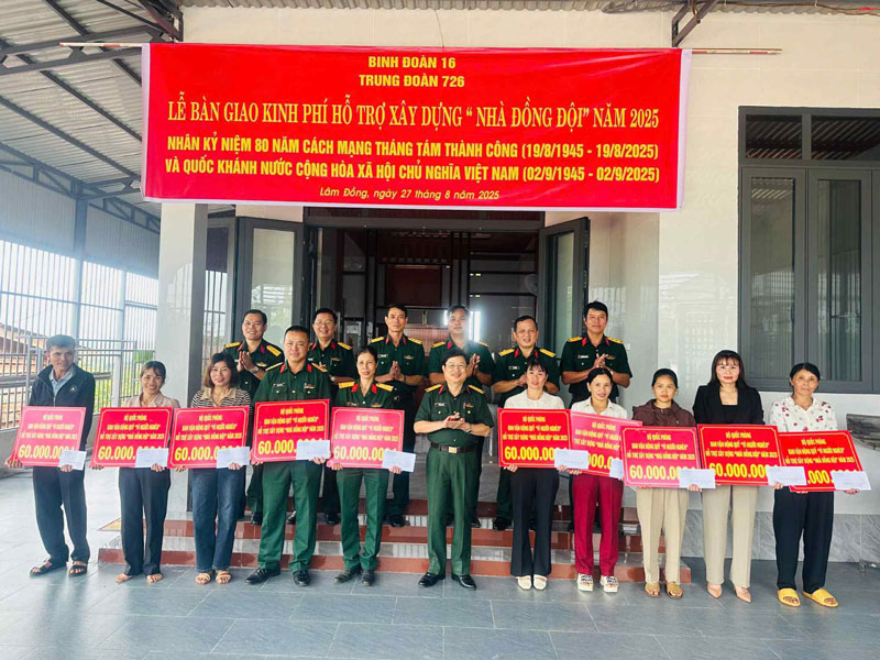 10 ho gia dinh nhan bieu trung ho tro kinh phi “Nha dong doi” tai xa bien gioi Quang Truc. Anh: Linh Khoi