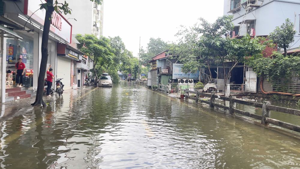 8월 27일 오후까지 하노이 지역의 많은 곳에서 제5호 태풍의 영향으로 장기간 폭우가 내려 여전히 물이 깊이 잠겨 있습니다. 사진: 퀸치