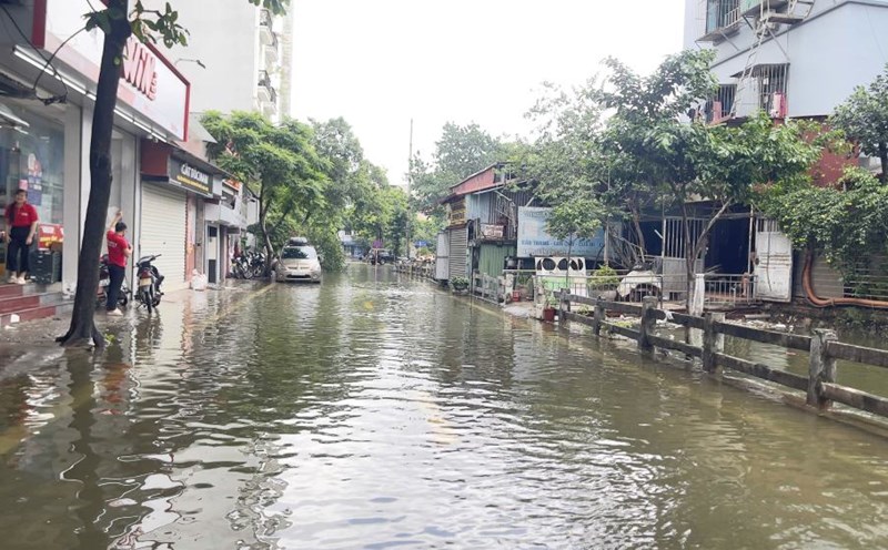 By the afternoon of August 27, many places in Hanoi were still deeply flooded due to prolonged heavy rain due to the impact of storm No. 5. Photo: Quynh Chi