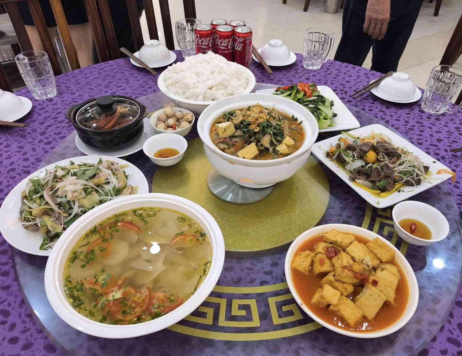 Bua com chu tat tang cac cong nhan khac phuc hau qua bao so 5. Anh: Quang Dai