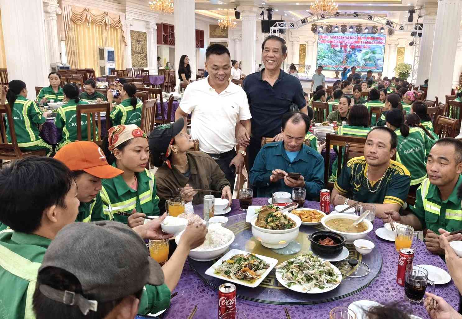 Le Van Hong 씨 - Minh Hong 이벤트 및 레스토랑 조직 센터 소장(검은색 옷 오른쪽 눈)과 Nghe An 도시 환경 및 건설 주식회사 경영진이 친목 만찬에서 노동자들을 격려하고 있습니다. 사진: Quang Dai