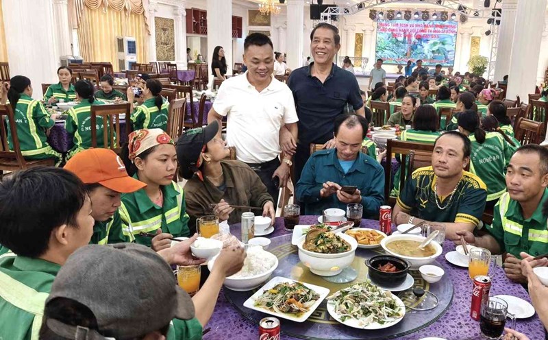 Mr. Le Van Hong - Director of Minh Hong Center for event Organizing and Restaurant (black shirt, right) and leaders of Nghe An Urban Environment and Construction Joint Stock Company encouraged the workers at the intimate meal. Photo: Quang Dai